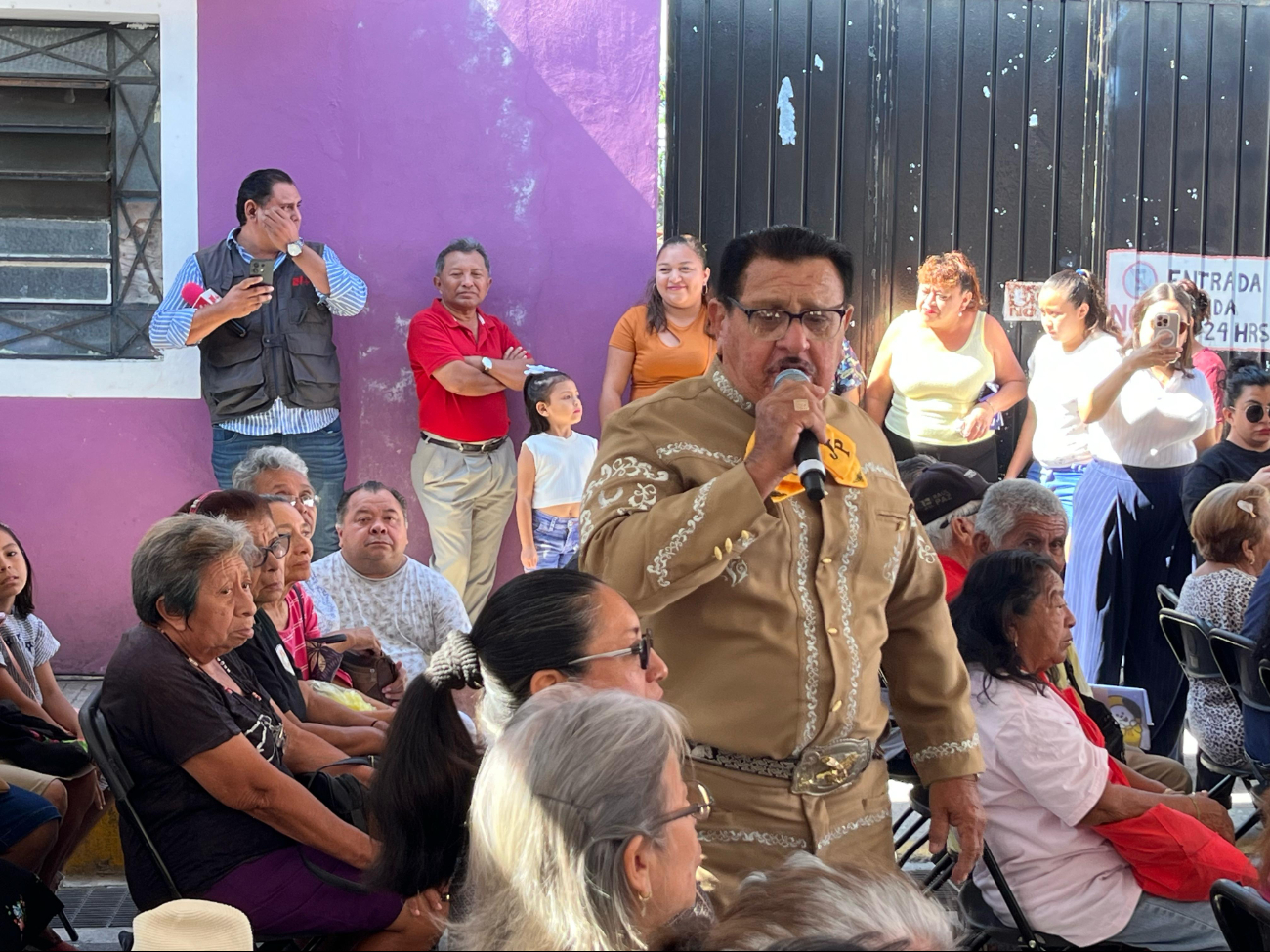 Juan Pomar conquistó a los asistentes con la interpretación de temas como "100 años" Juan Pomar conquistó a los asistentes con la interpretación de temas como "100 años"