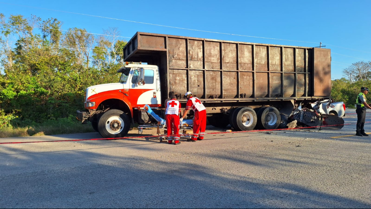 Las personas fallecidas murieron de forma instantánea cuando su vehículo golpeó la parte trasera del transporte Las personas fallecidas murieron de forma instantánea cuando su vehículo golpeó la parte trasera del transporte