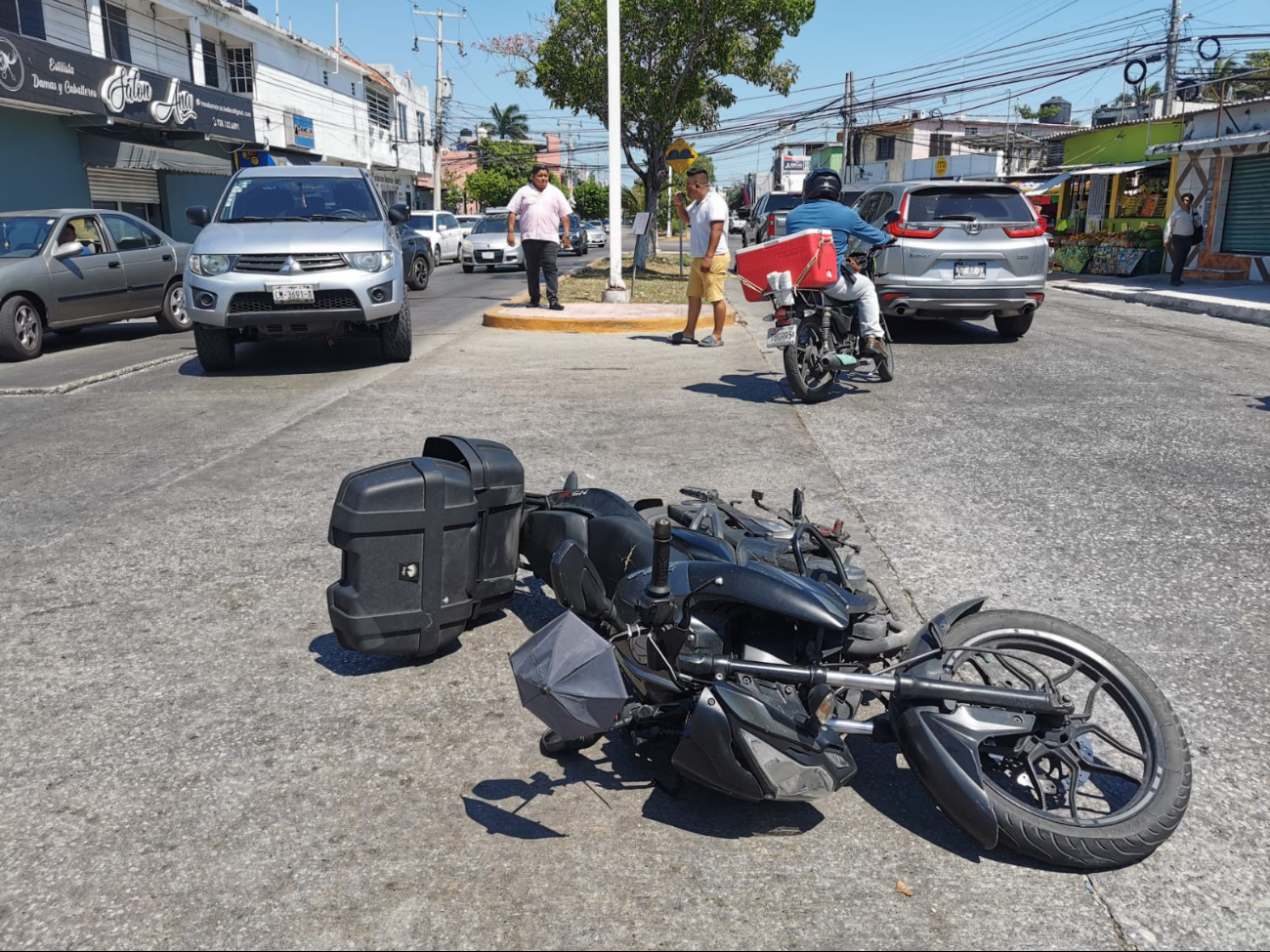 Motociclista y camioneta colisionan en zona prohibida de tránsito