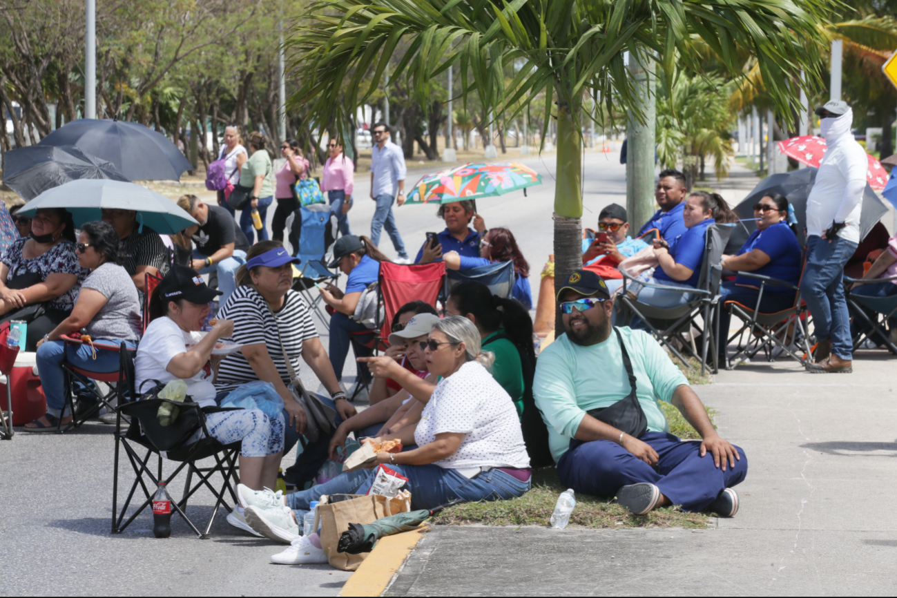 ras una reunión, profesores levantaron el plantón que tenían en las instalaciones de la SEQ en Cancún, desde el 26 de febrero ras una reunión, profesores levantaron el plantón que tenían en las instalaciones de la SEQ en Cancún, desde el 26 de febrero