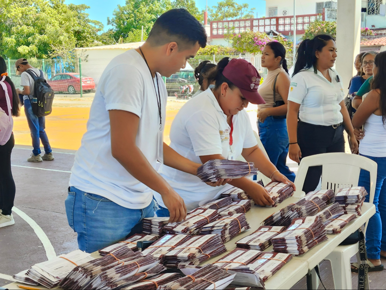 Se entregaron 720 tarjetas que no habían sido reclamadas en escuelas. Se entregaron 720 tarjetas que no habían sido reclamadas en escuelas.