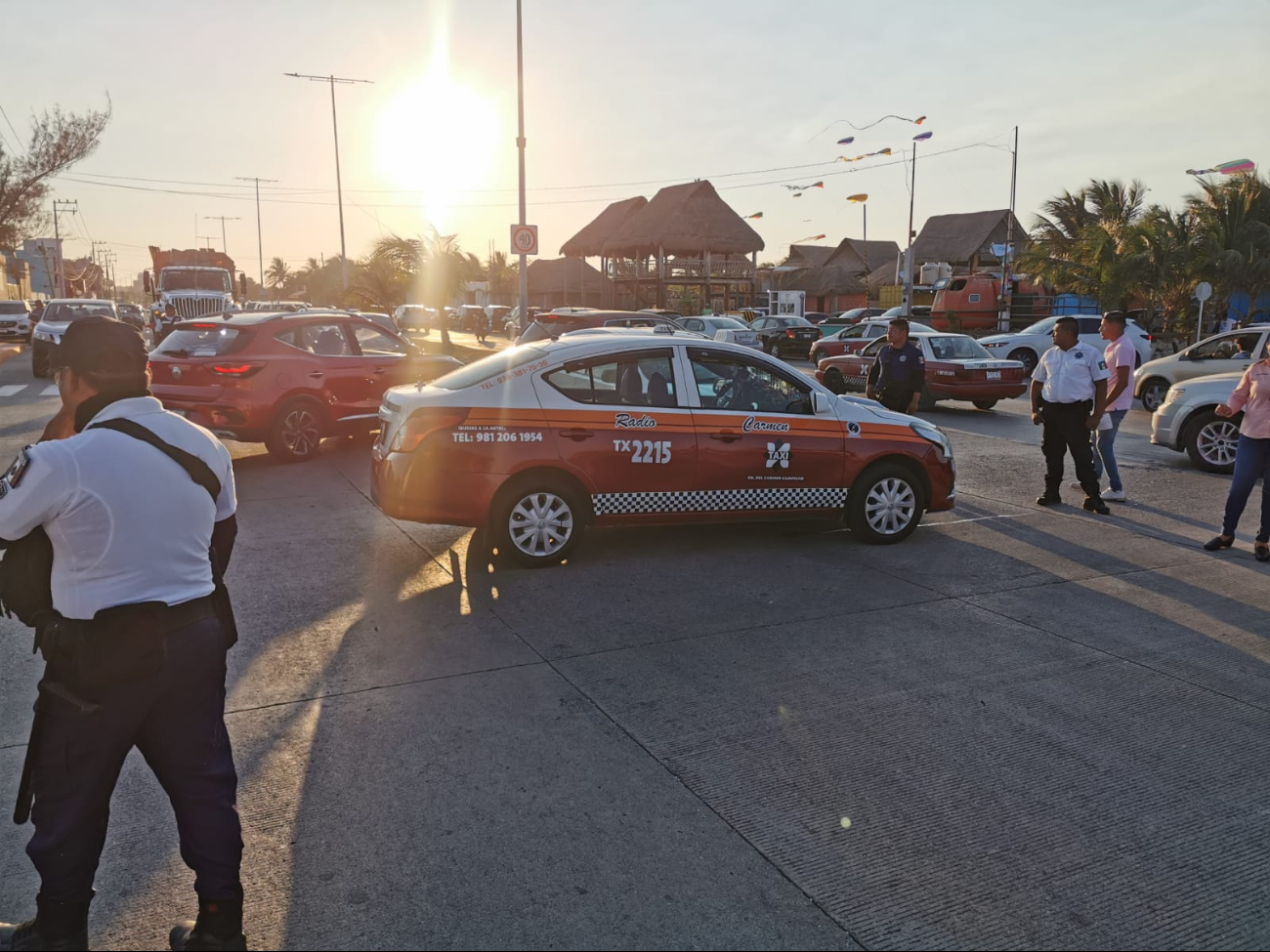 Un accidente entre dos taxis ocurrió en Playa Norte este martes. Un accidente entre dos taxis ocurrió en Playa Norte este martes.