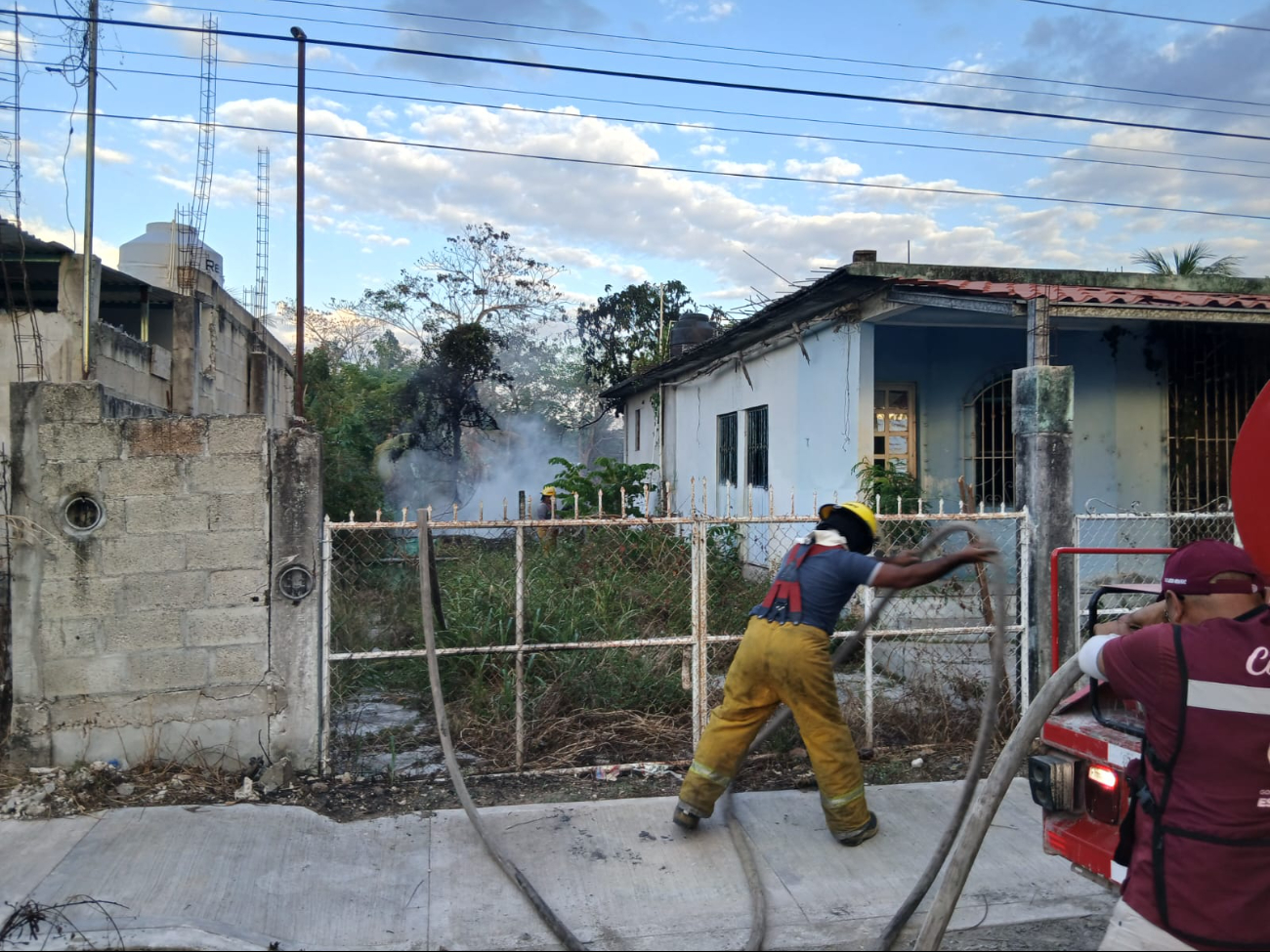 Quema de basura se sale de control y provoca incendio en Escárcega