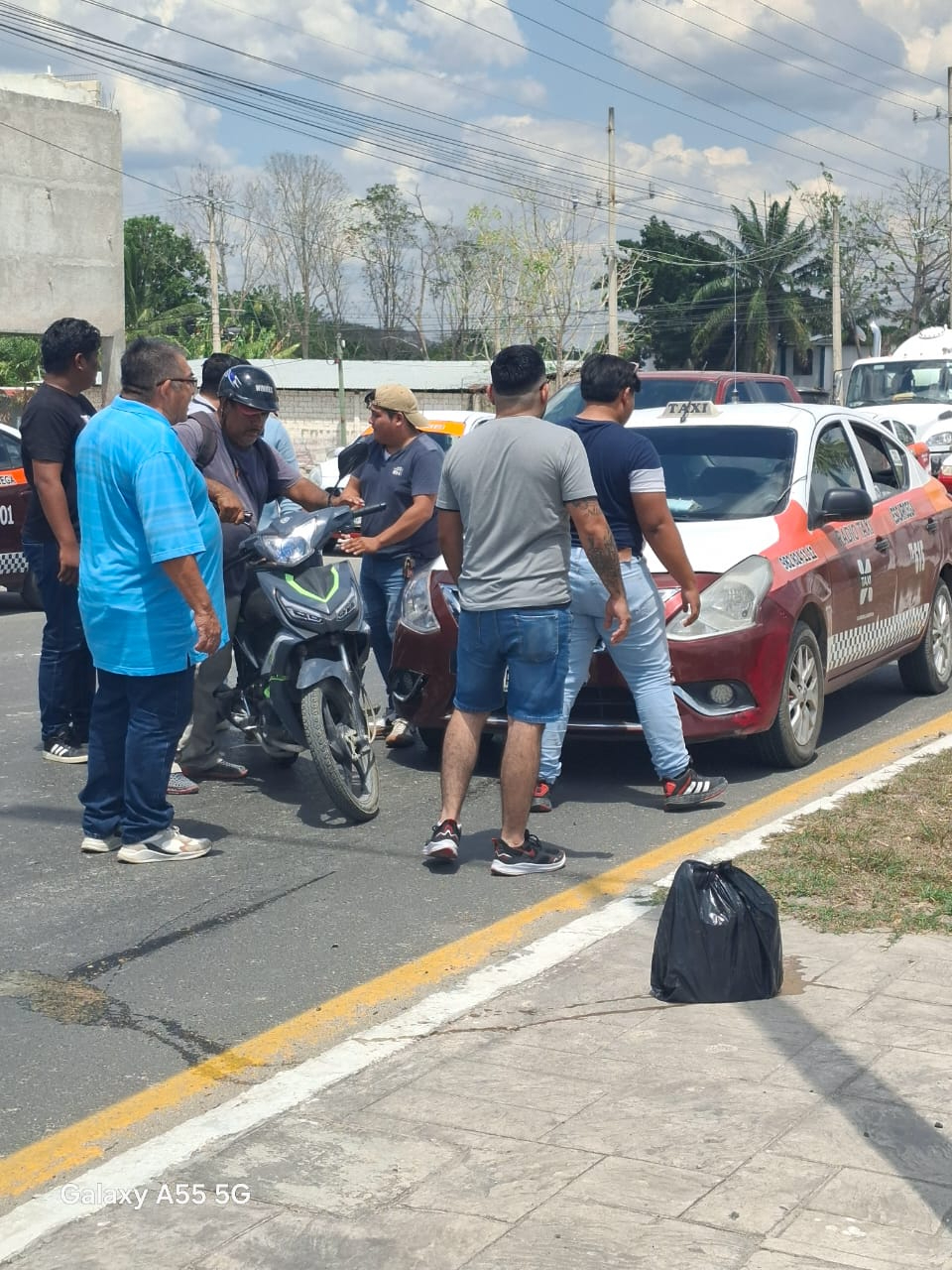 Motociclista frena de golpe y es impactado por un taxi en Escárcega