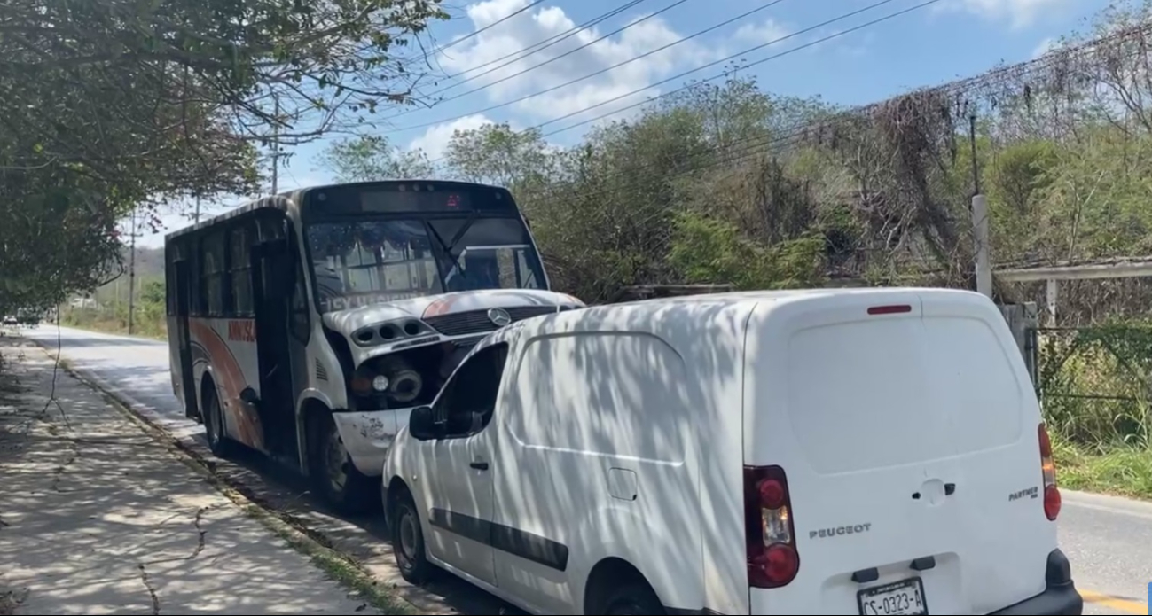 Camión varado en carretera antigua a Mérida evidencia problemas en servicio de transporte en Campeche