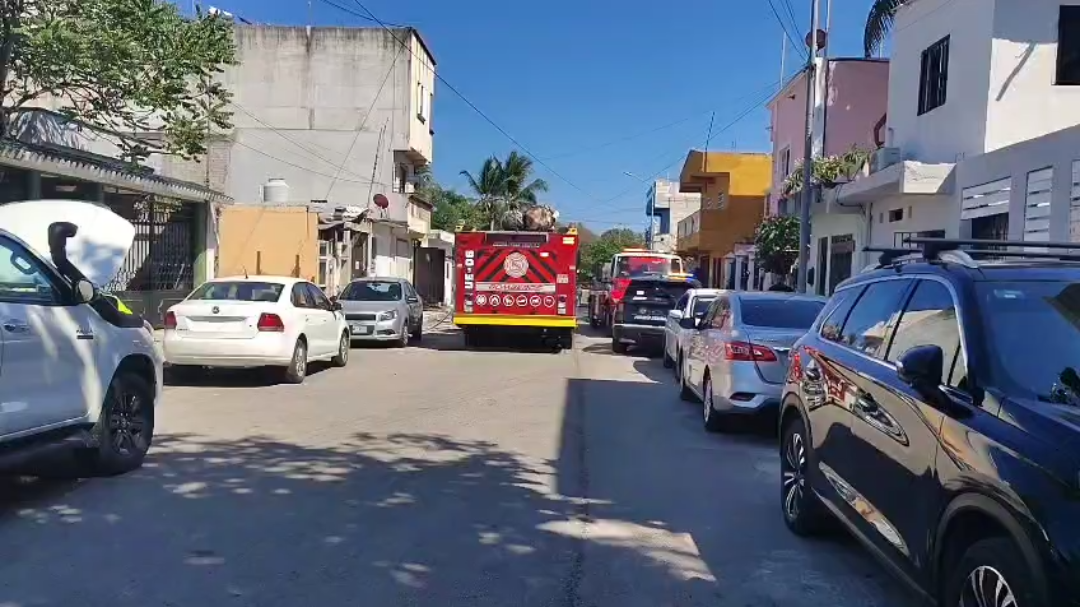 Corto circuito causa incendio en una cuartería de Playa del Carmen Corto circuito causa incendio en una cuartería de Playa del Carmen