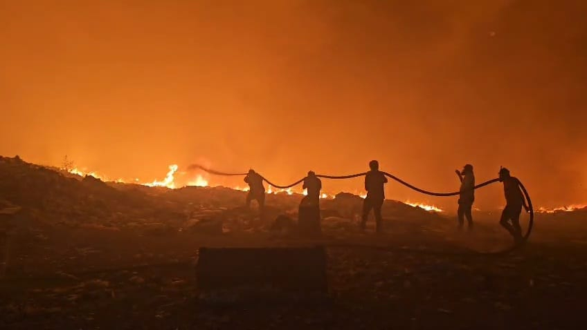 El fuego se extendió rápidamente y consumió al menos dos hectáreas del terreno.
