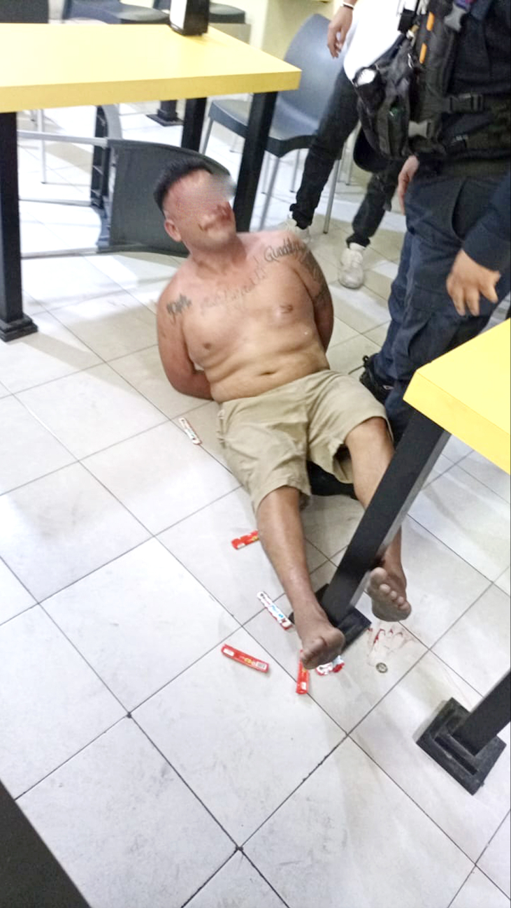 El sujeto amagó a los presentes con un arma blanca El sujeto amagó a los presentes con un arma blanca
