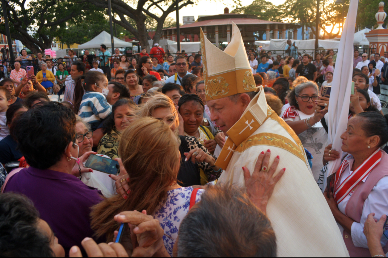Miles de campechanos despiden con emotiva misa a Monseñor José Francisco González