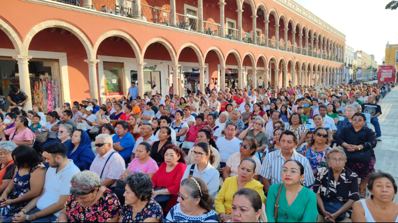 La despedida de Monseñor González estuvo marcada por aplausos, abrazos y palabras de gratitud La despedida de Monseñor González estuvo marcada por aplausos, abrazos y palabras de gratitud