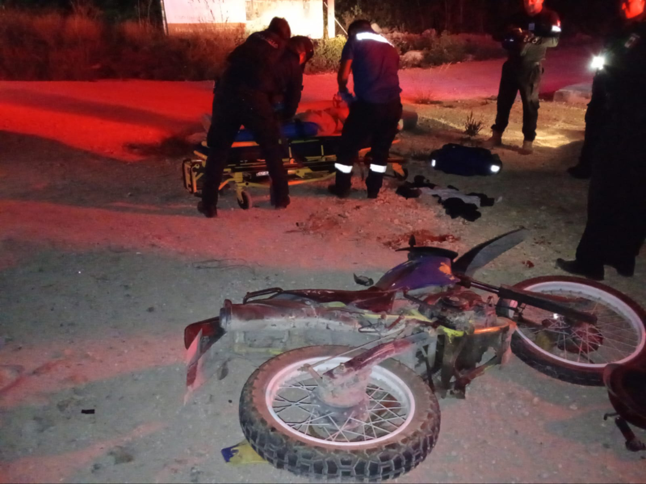 La motocicleta sufrió daños considerables por el impacto en el pavimento La motocicleta sufrió daños considerables por el impacto en el pavimento