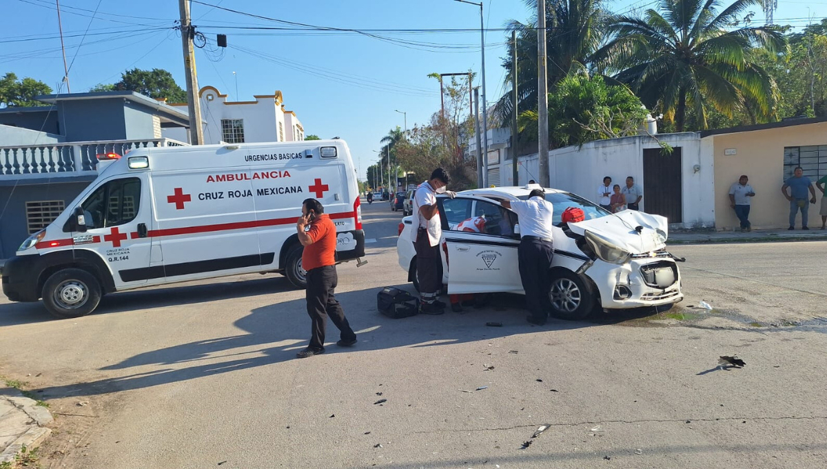 La persona lesionada fue identificada como pasajera del taxi, quien fue auxiliada por los paramédicos La persona lesionada fue identificada como pasajera del taxi, quien fue auxiliada por los paramédicos
