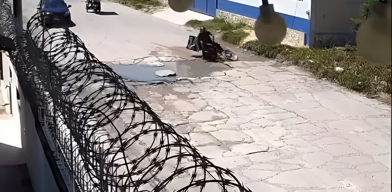 Un motociclista derrapó en una calle en mal estado y cayó sobre el pavimento Un motociclista derrapó en una calle en mal estado y cayó sobre el pavimento