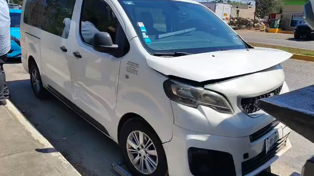 Van turística colisiona con un taxista de Playa del Carmen, provocando daños a otros dos vehículos más Van turística colisiona con un taxista de Playa del Carmen, provocando daños a otros dos vehículos más