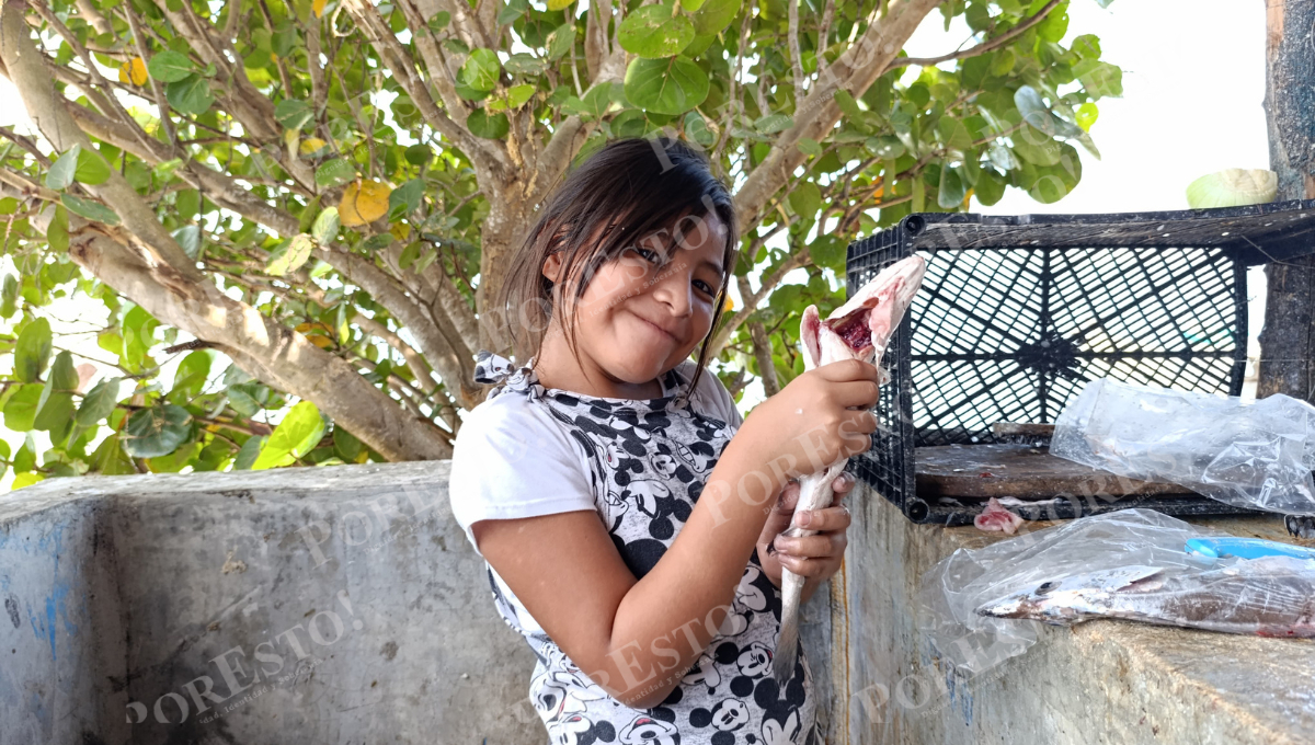 A Dalia no le incomoda ocupar sus manitas para ayudar a su familia A Dalia no le incomoda ocupar sus manitas para ayudar a su familia