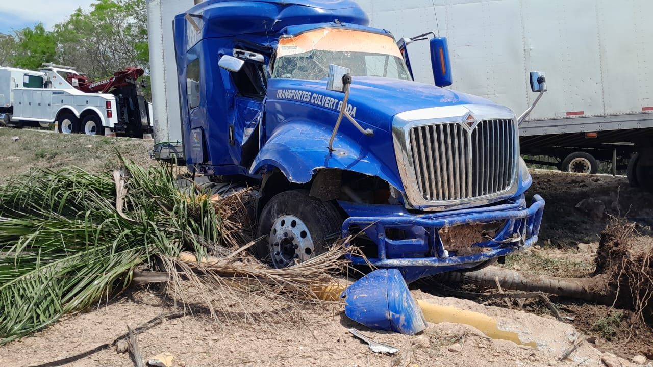 El accidente ocurrió en el kilómetro 91 de la carretera Campeche-Mérida, cerca del parador turístico de Bécal El accidente ocurrió en el kilómetro 91 de la carretera Campeche-Mérida, cerca del parador turístico de Bécal