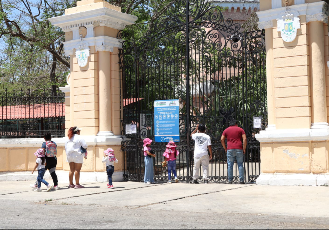 Familias se quedan con las ganas de visitar el Centenario de Mérida; no sabían que estaba cerrado