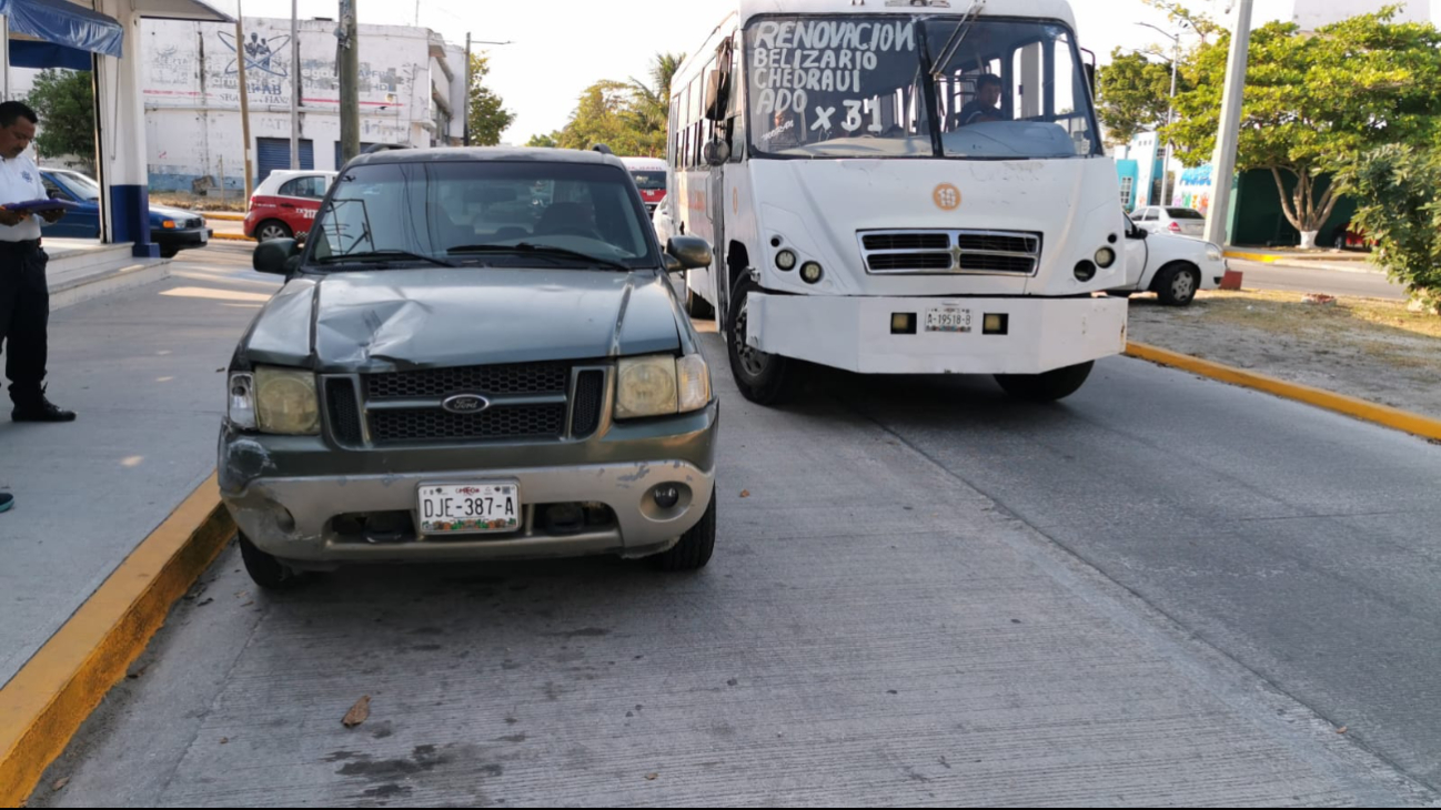El choque ocurrió cuando la conductora de un Chevrolet Monza no respetó un señalamiento de alto y fue embestida por una camioneta El choque ocurrió cuando la conductora de un Chevrolet Monza no respetó un señalamiento de alto y fue embestida por una camioneta