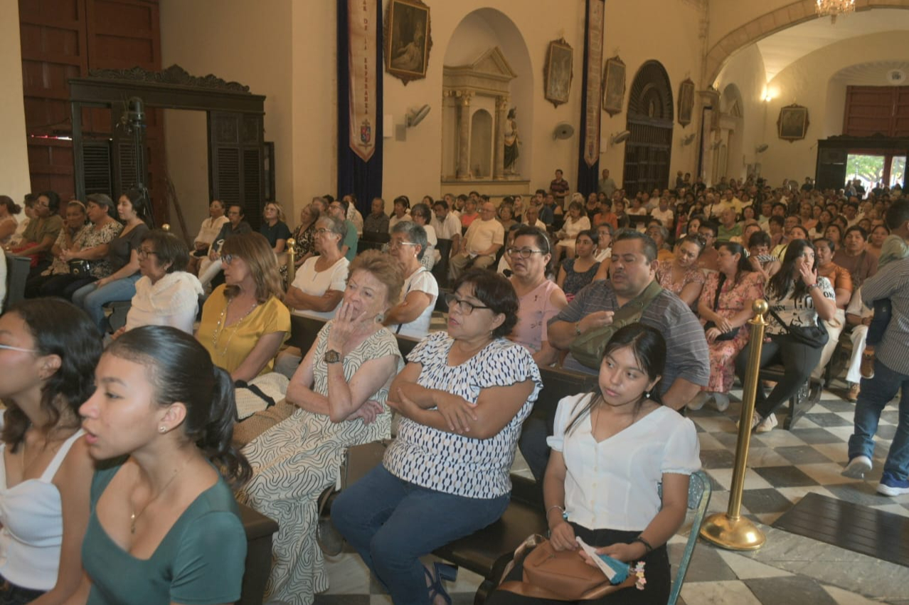 La misa también conmemoró la institución de la Eucaristía, al compartir el pan y el vino con los apóstoles La misa también conmemoró la institución de la Eucaristía, al compartir el pan y el vino con los apóstoles