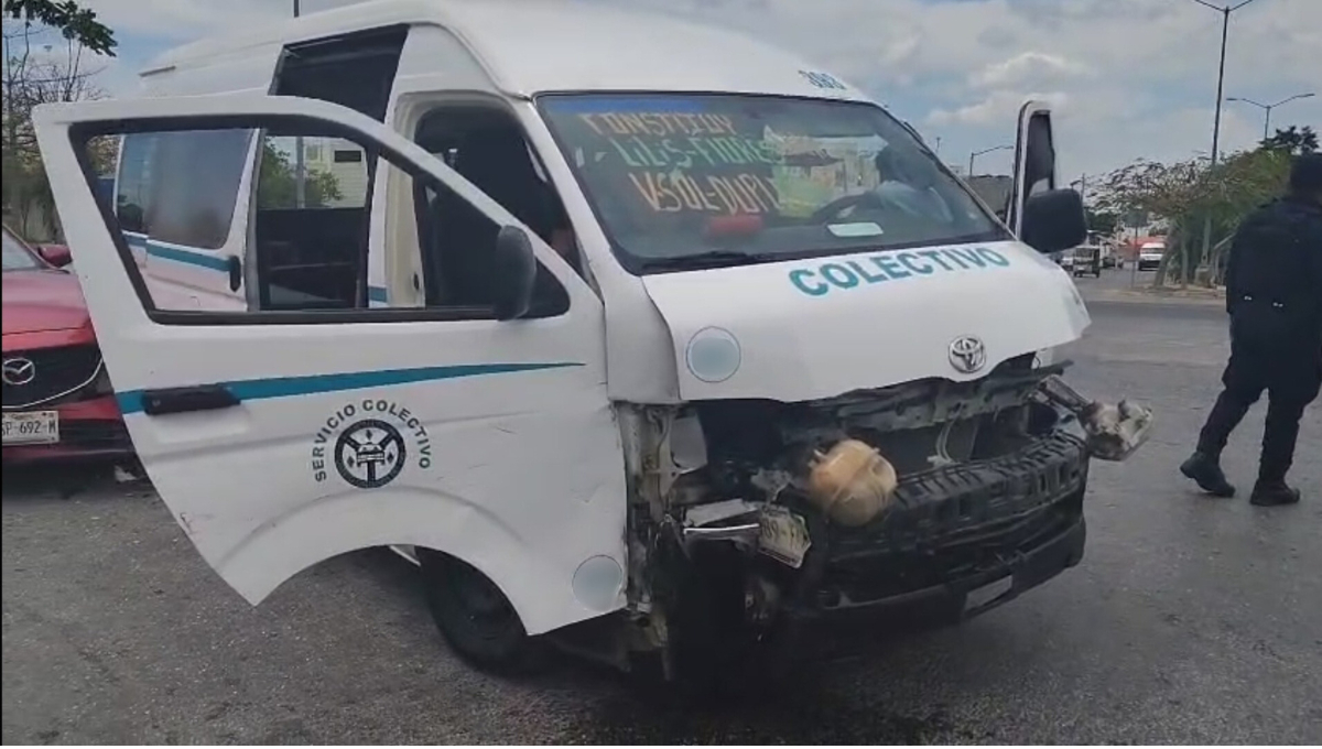 Conductor de combi provoca fuerte accidente   en Playa del Carmen; reportan heridos 