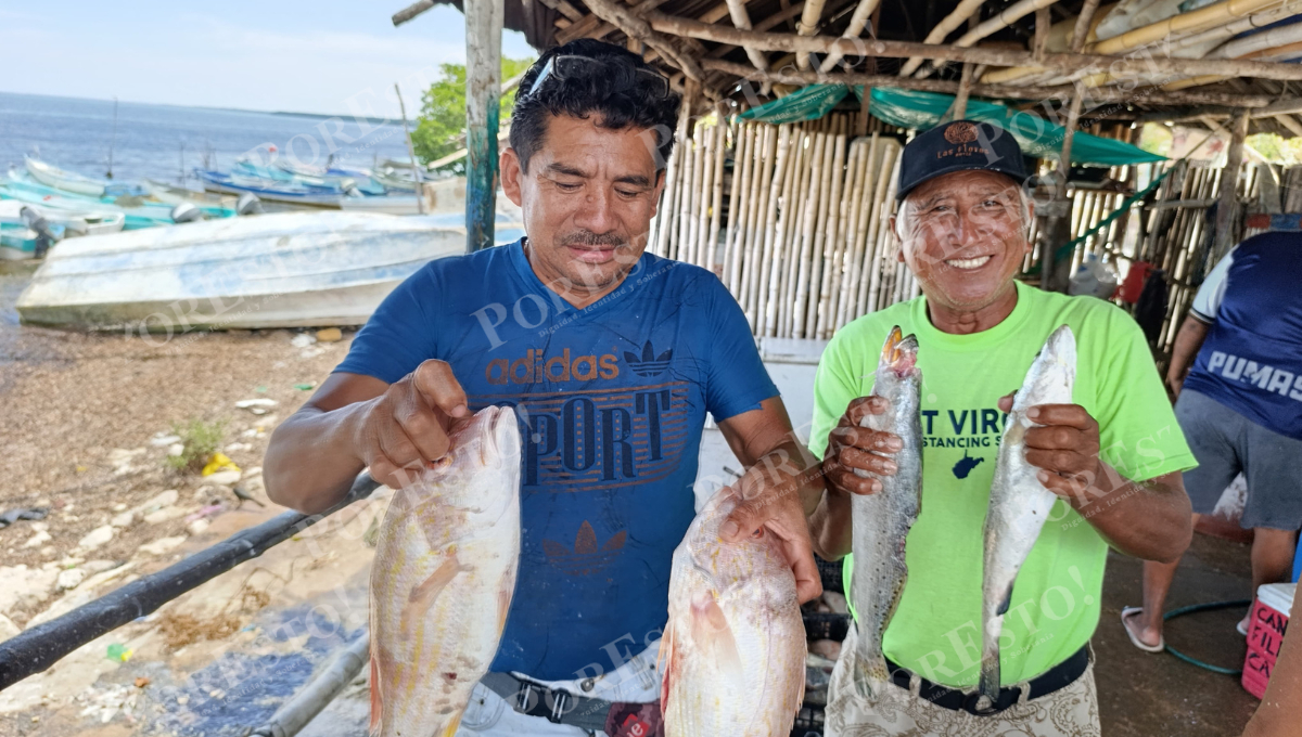 Su abuelo Virgilio el líder pesquero y un trabajador Su abuelo Virgilio el líder pesquero y un trabajador