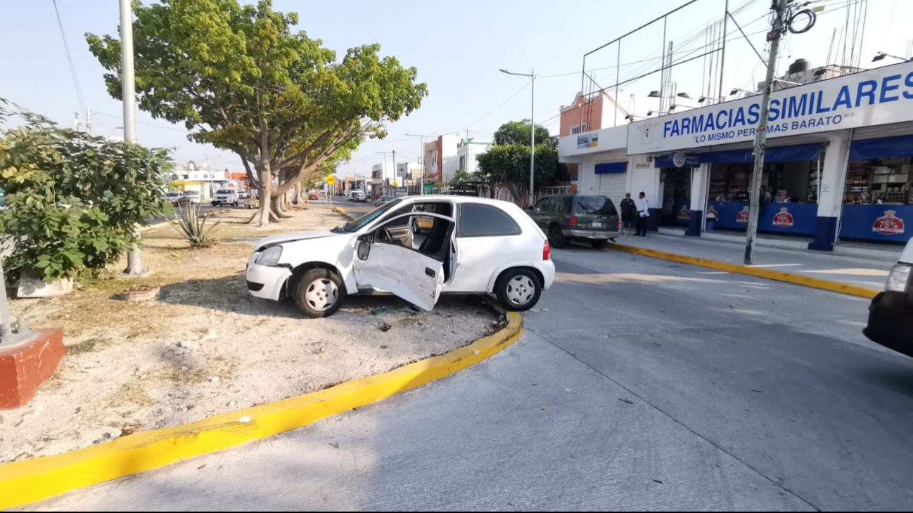 Madre e hija hospitalizadas tras fuerte choque en Ciudad del Carmen