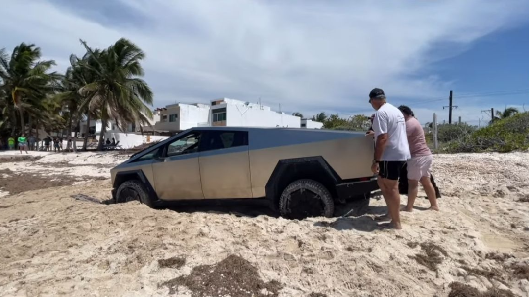 Cybertruck de Tesla se queda atorado en una playa de Yucatán Cybertruck de Tesla se queda atorado en una playa de Yucatán