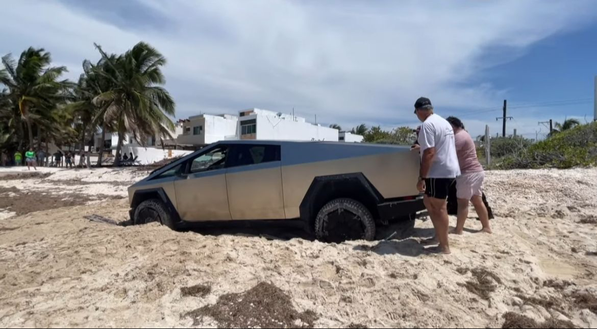 El dueño del Cybertruck junto a otras personas lograron retirarlo de la arena en Yucatán