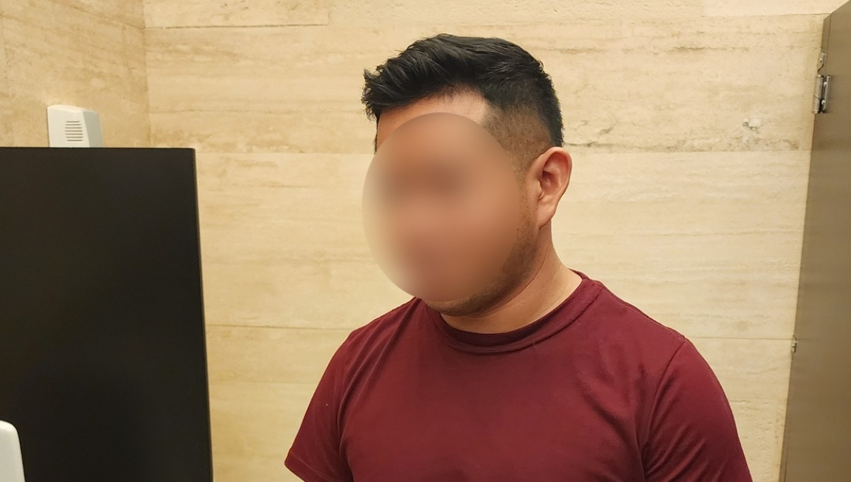 Exhiben a un hombre  por tomarle fotografías a un sujeto en el baño de una plaza en Mérida