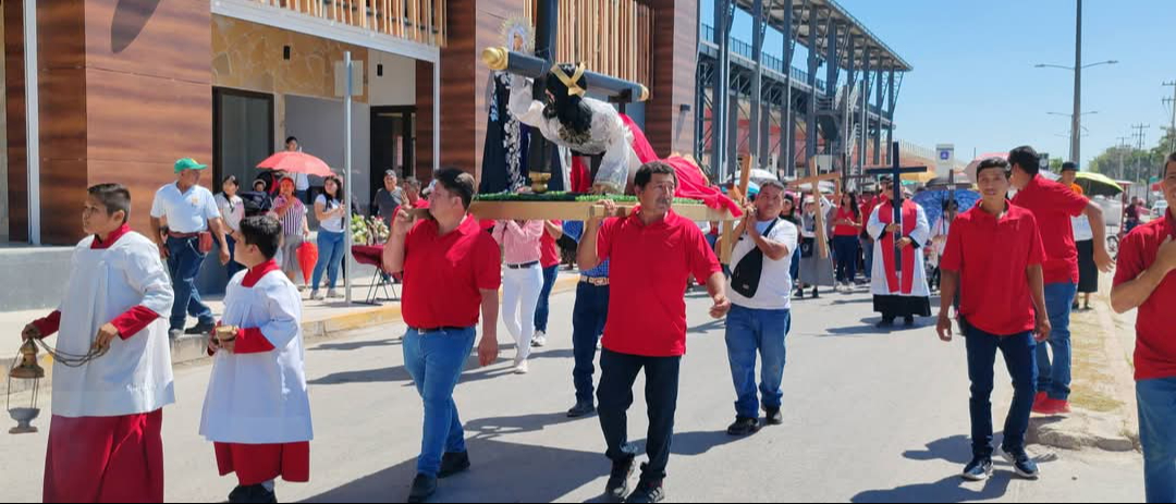 En Candelaria, la procesión recorrió las principales calles hasta llegar a la parroquia de la Virgen de Candelaria En Candelaria, la procesión recorrió las principales calles hasta llegar a la parroquia de la Virgen de Candelaria