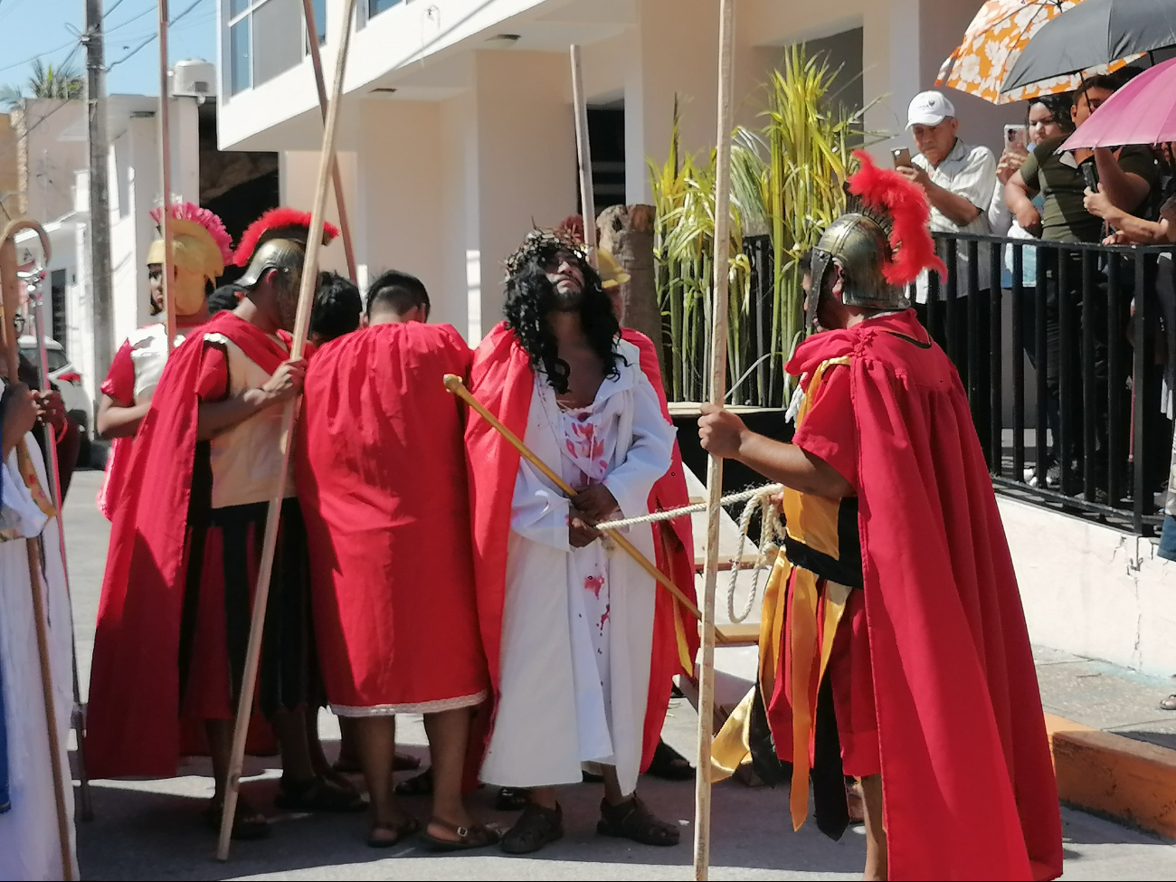 En Ciudad del Carmen, se celebró el viacrucis más antiguo de la isla con más de 70 actores y una cruz de 95 kilos. En Ciudad del Carmen, se celebró el viacrucis más antiguo de la isla con más de 70 actores y una cruz de 95 kilos.