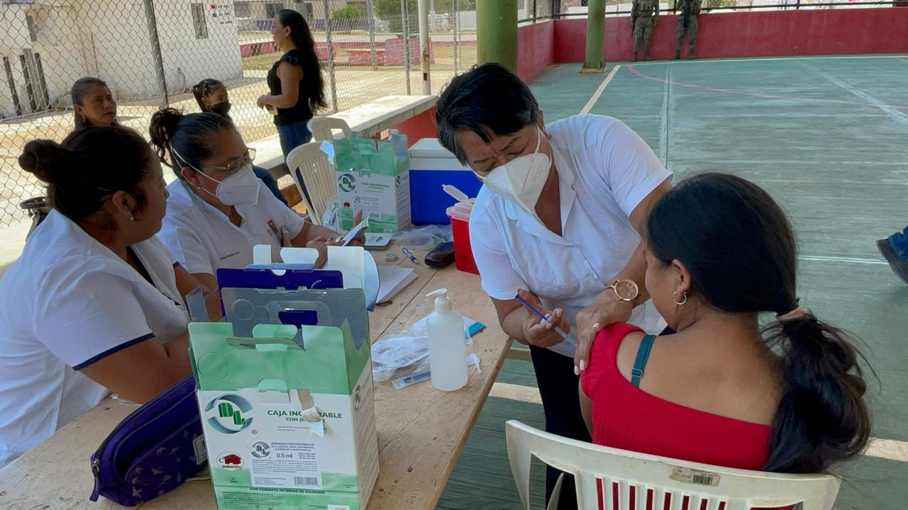 En la comunidad de Komchén llegaron las brigadas de salud para aplicar vacunas