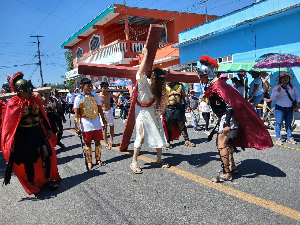La representación incluyó las estaciones desde el juicio de Jesús hasta su crucifixión en el Monte Calvario. La representación incluyó las estaciones desde el juicio de Jesús hasta su crucifixión en el Monte Calvario.