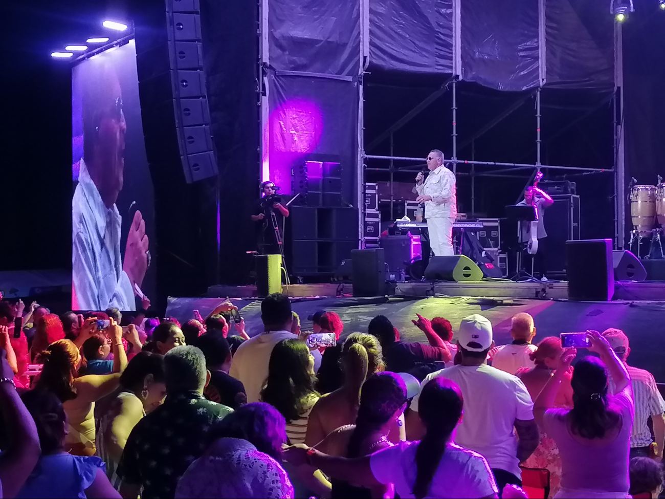 Miles de personas se presentaron ante la esperada interpretación de Tito Nieves Miles de personas se presentaron ante la esperada interpretación de Tito Nieves