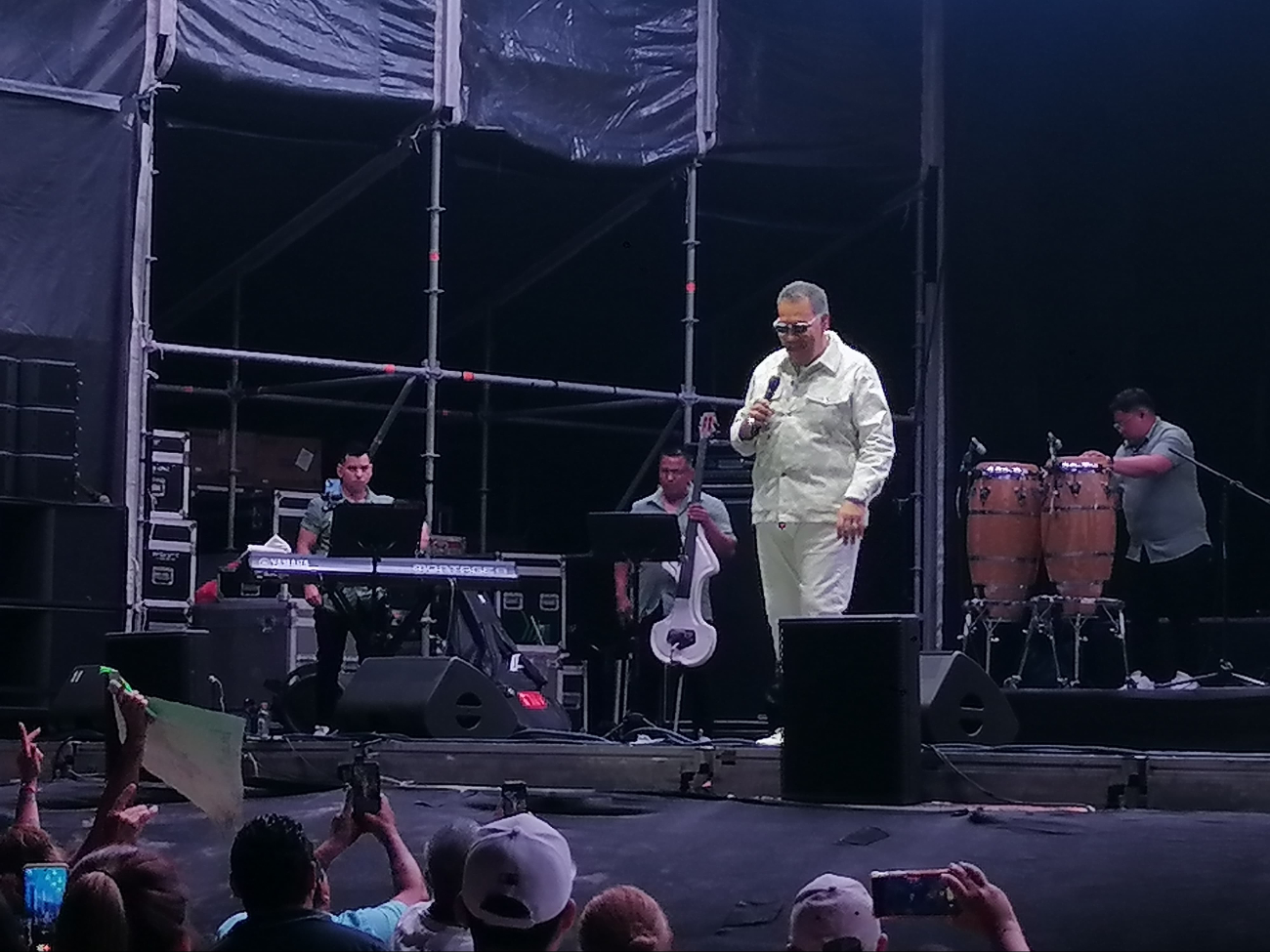 Nieves ha tenido una trayectoria que remonta varias décadas atrás, haciéndole un maestro en el género musical de salsa Nieves ha tenido una trayectoria que remonta varias décadas atrás, haciéndole un maestro en el género musical de salsa
