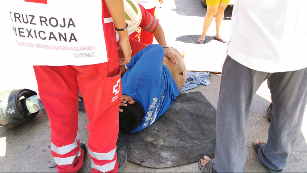 Paramédicos atienden a motociclista lesionado en percance vial Paramédicos atienden a motociclista lesionado en percance vial