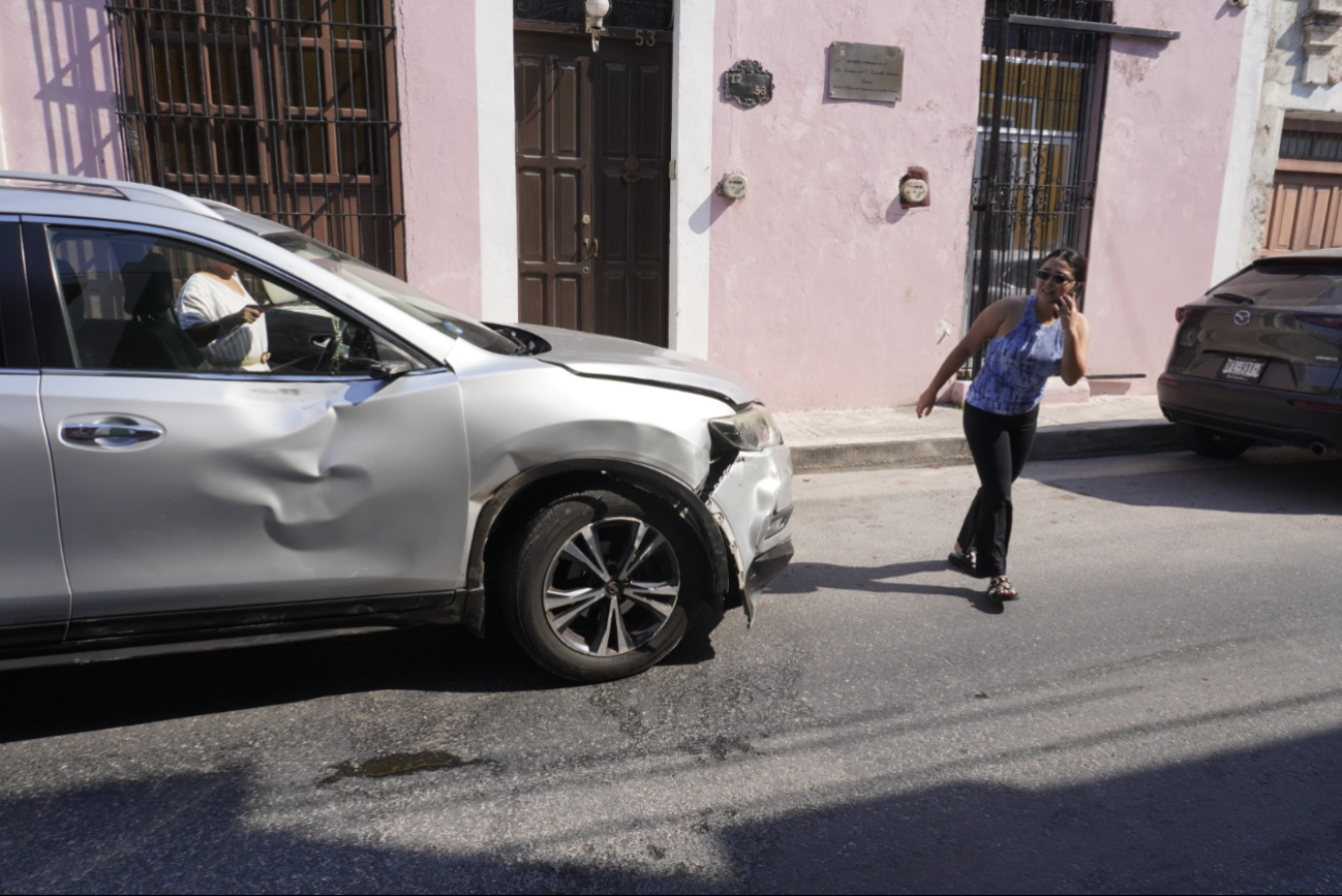 Motociclistas no respetan alto y se estrellan contra una camioneta en Campeche