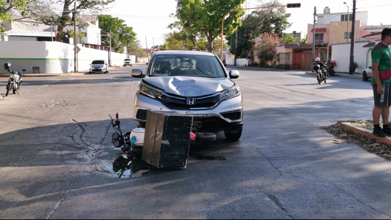 Aparatoso accidente entre motocicleta y camioneta en el fraccionamiento Héroe de Nacozari
