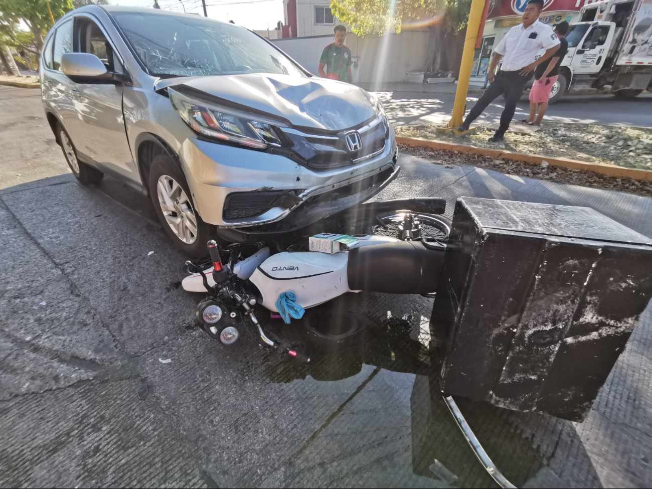 Aparatoso accidente entre motocicleta y camioneta en el fraccionamiento Héroe de Nacozari deja una persona lesionada
