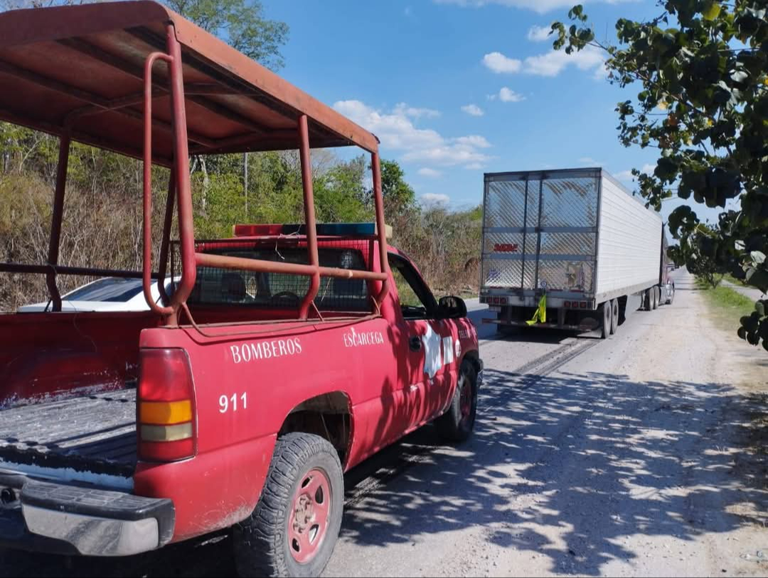Camión se queda varado en la carretera federal Escárcega-Champotón en Campeche