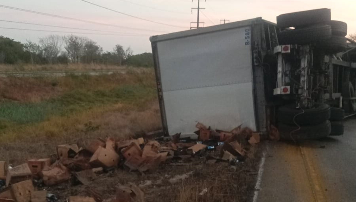 Tráiler cargado de cervezas vuelca en la carretera Champotón-Campeche