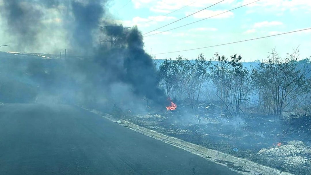 El incendio obligó al cierre total de la carretera antigua a Mérida. El incendio obligó al cierre total de la carretera antigua a Mérida.