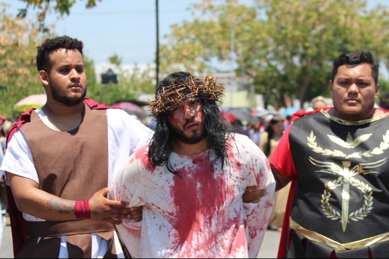 El papel de Jesús fue interpretado por Cristian Uc Cabrera, joven feligrés que durante un año se preparó para asumir este rol con respeto y entrega El papel de Jesús fue interpretado por Cristian Uc Cabrera, joven feligrés que durante un año se preparó para asumir este rol con respeto y entrega