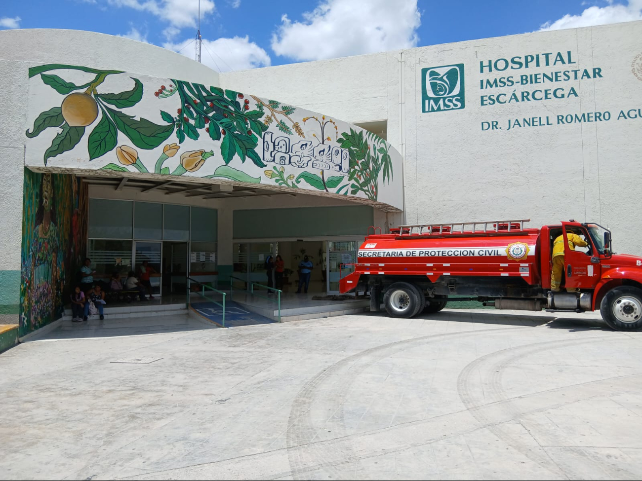 Evacúan hospital IMSS-Bienestar en Escárcega tras incendio en laboratorios