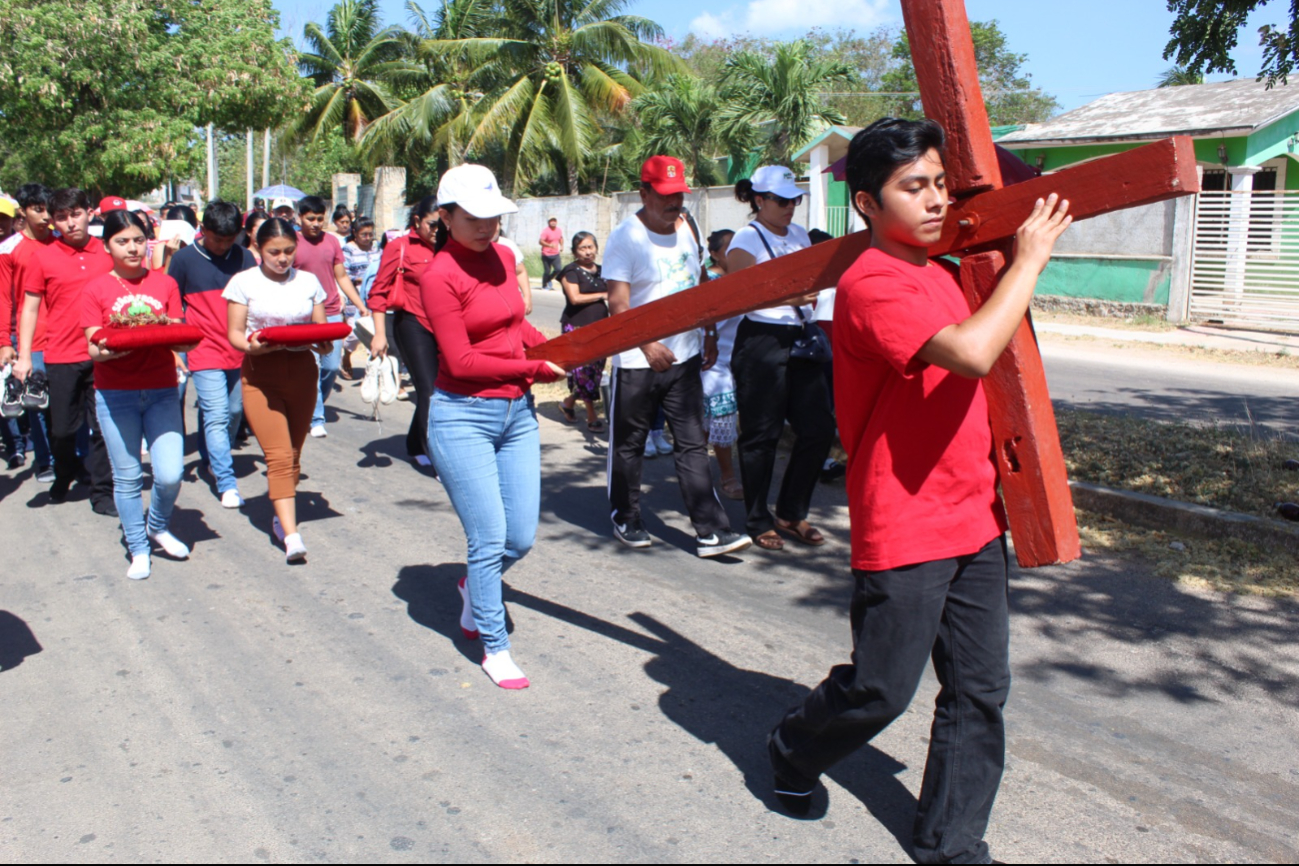 Hopelchén realizó su Viacrucis Meditativo, encabezado por el párroco y diácono locales. Hopelchén realizó su Viacrucis Meditativo, encabezado por el párroco y diácono locales.