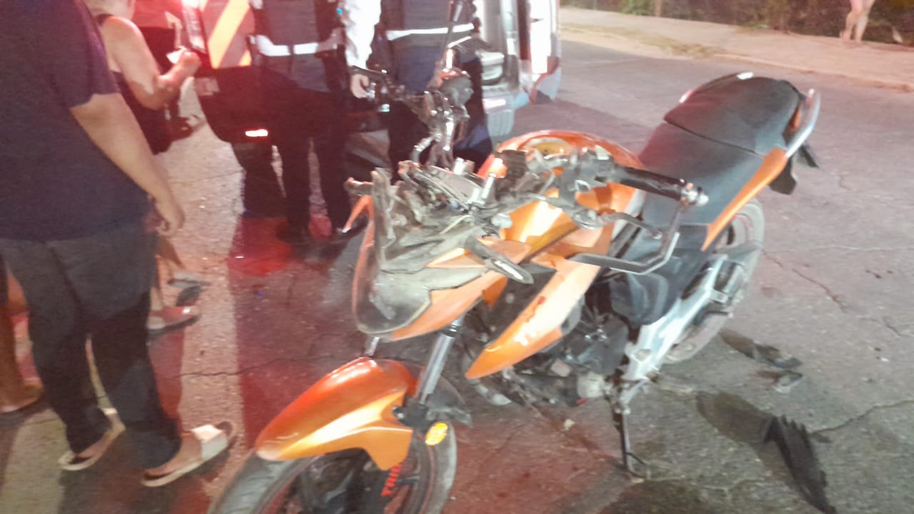 Los familiares del propietario del auto afectado impidieron que se lo llevaran hasta que el motociclista se comprometiera a pagar los daños Los familiares del propietario del auto afectado impidieron que se lo llevaran hasta que el motociclista se comprometiera a pagar los daños