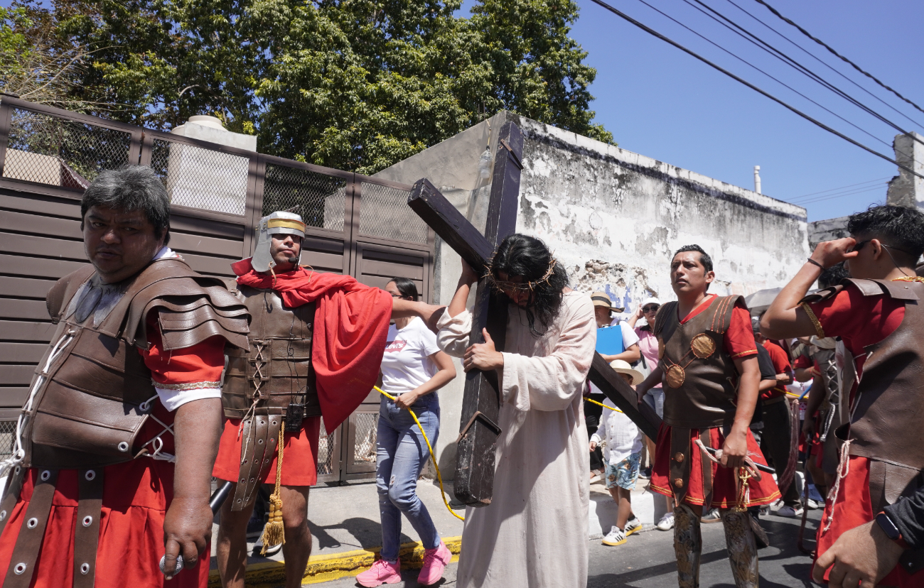 Miles de católicos participaron en los viacrucis bíblicos y vivientes este Viernes Santo en el Estado. Miles de católicos participaron en los viacrucis bíblicos y vivientes este Viernes Santo en el Estado.