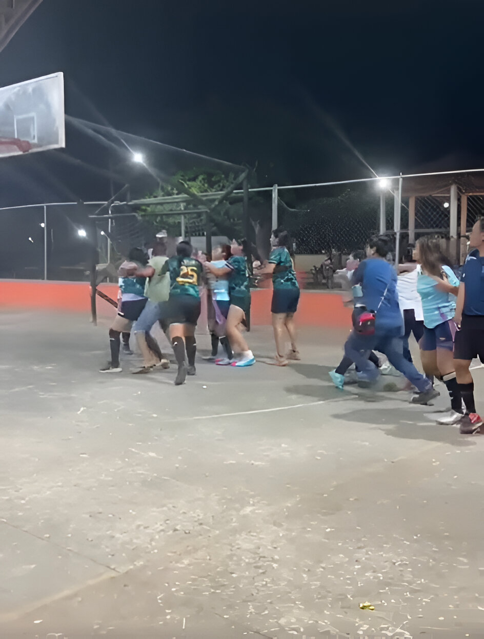 Semifinal de fútbol femenil en Nilchí termina en pelea campal entre jugadoras