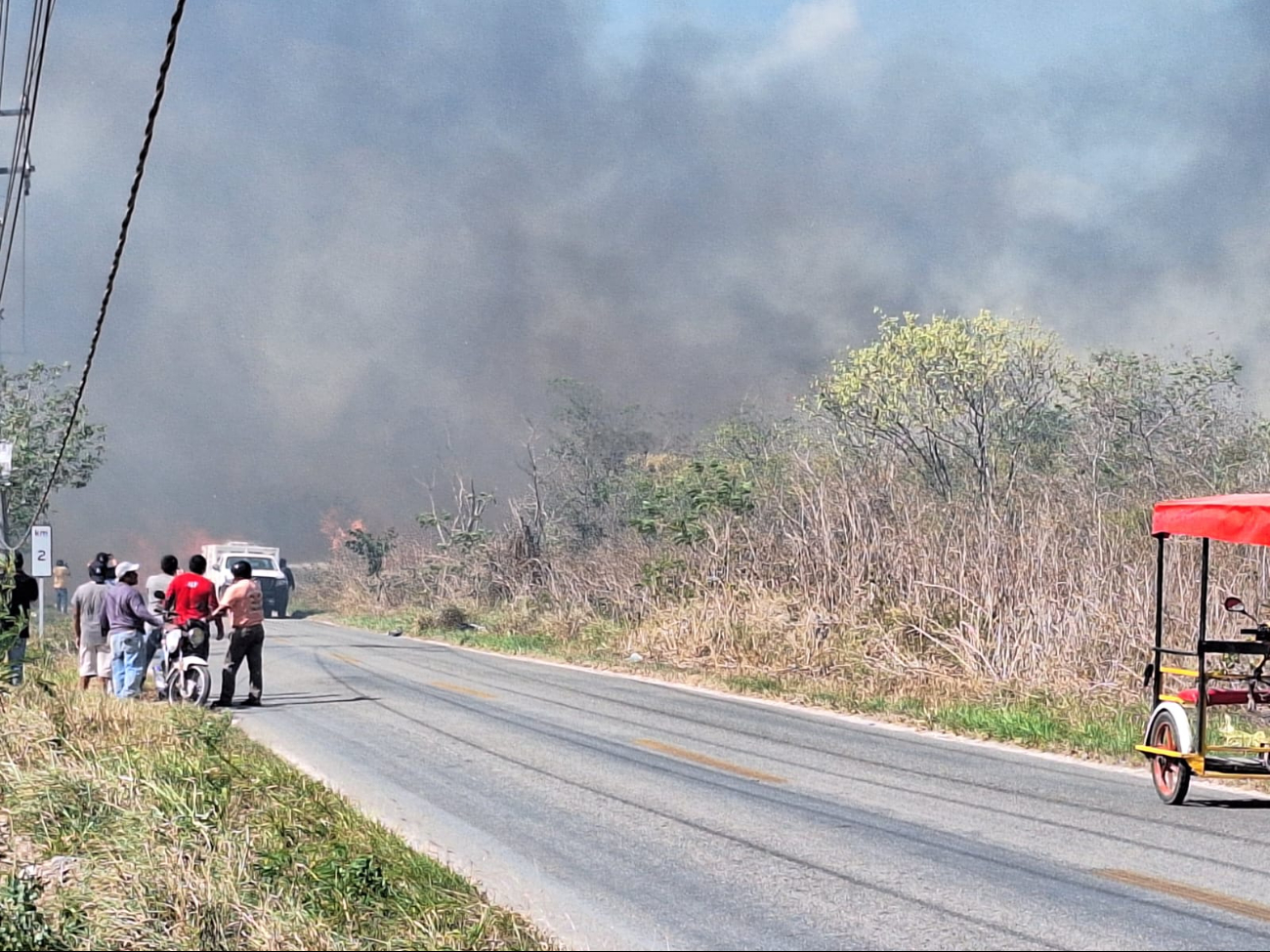 Se registra fuerte incendio en la carretera Conkal-Chicxulub Pueblo