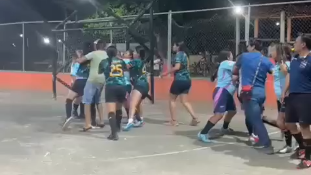 El Comité exigió disculpas públicas a las jugadoras involucradas, recordándoles que el torneo busca fomentar el espíritu deportivo El Comité exigió disculpas públicas a las jugadoras involucradas, recordándoles que el torneo busca fomentar el espíritu deportivo